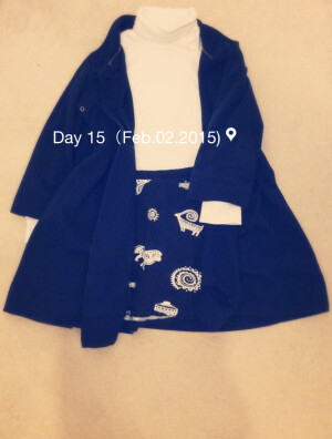 终于静下来了，我也是传说中的淑女（(╯°Д°）╯︵ /(.□ . \)谁信你啊！）黑色中长大衣，白色高领打底衫，印花黑色短裙。其实被人叫成霸气总裁了。。。。心情有点复杂。。。。