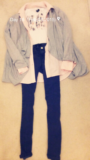 嗯，开衫真的是好物啊，一定要至少屯一件，选黑灰白随便一种颜色和其他衣服混着穿完全看不出来衣服少啊。灰色开衫，粉色衬衫，白色印有粉色图案体恤，灰色牛仔裤。