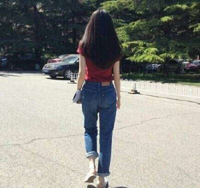 背影。长头发。