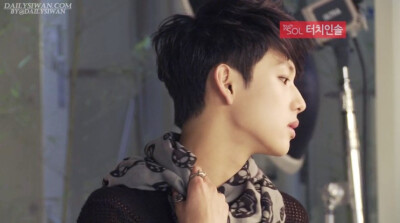 这是在炫耀下颌线吗？(≧∇≦)