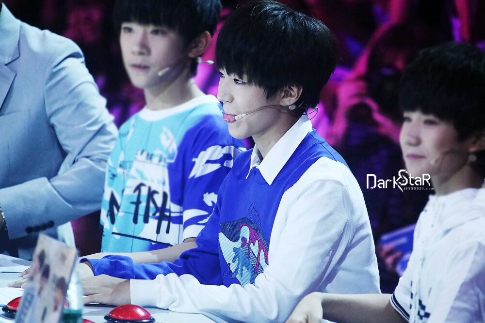 王俊凯 TFBOYS王俊凯 20140828年代秀节目录制cr.DarK_StaR_王俊凯个人站