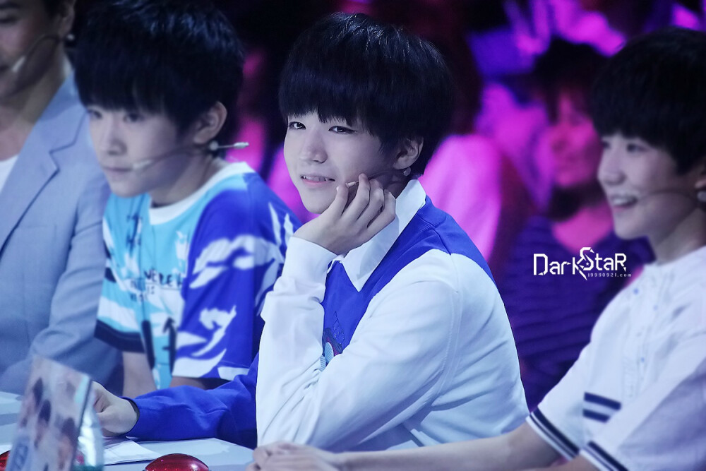 王俊凯 TFBOYS王俊凯 20140828年代秀节目录制cr.DarK_StaR_王俊凯个人站