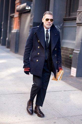 Nick Wooster 作为美国著名精品百货店Neiman Marcus、Bergdorf Goodman的男装时装总监，NickWooster不仅是买手界的元老，其经典隽永、腔调十足的个人着装风格，更让他成为街拍界的大神，四大时装周的明星，Nick Wooster向来是街拍摄影师们的最爱。@夏@