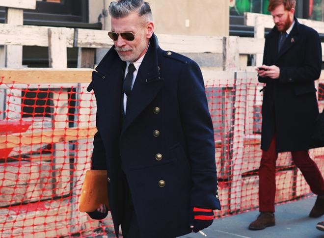 Nick Wooster 作为美国著名精品百货店Neiman Marcus、Bergdorf Goodman的男装时装总监，NickWooster不仅是买手界的元老，其经典隽永、腔调十足的个人着装风格，更让他成为街拍界的大神，四大时装周的明星，Nick Wooster向来是街拍摄影师们的最爱。@夏@