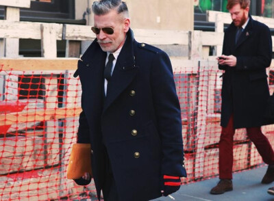 Nick Wooster 作为美国著名精品百货店Neiman Marcus、Bergdorf Goodman的男装时装总监，NickWooster不仅是买手界的元老，其经典隽永、腔调十足的个人着装风格，更让他成为街拍界的大神，四大时装周的明星，Nick Woos…