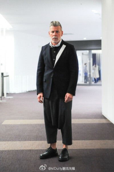 Nick Wooster 作为美国著名精品百货店Neiman Marcus、Bergdorf Goodman的男装时装总监，NickWooster不仅是买手界的元老，其经典隽永、腔调十足的个人着装风格，更让他成为街拍界的大神，四大时装周的明星，Nick Woos…