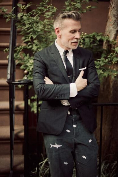 Nick Wooster 作为美国著名精品百货店Neiman Marcus、Bergdorf Goodman的男装时装总监，NickWooster不仅是买手界的元老，其经典隽永、腔调十足的个人着装风格，更让他成为街拍界的大神，四大时装周的明星，Nick Woos…