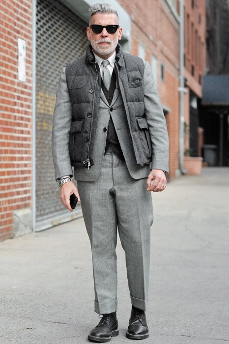 Nick Wooster 作为美国著名精品百货店Neiman Marcus、Bergdorf Goodman的男装时装总监，NickWooster不仅是买手界的元老，其经典隽永、腔调十足的个人着装风格，更让他成为街拍界的大神，四大时装周的明星，Nick Wooster向来是街拍摄影师们的最爱。@夏@