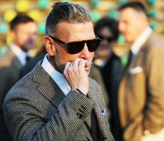 Nick Wooster 作为美国著名精品百货店Neiman Marcus、Bergdorf Goodman的男装时装总监，NickWooster不仅是买手界的元老，其经典隽永、腔调十足的个人着装风格，更让他成为街拍界的大神，四大时装周的明星，Nick Wooster向来是街拍摄影师们的最爱。@夏@