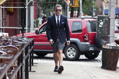 Nick Wooster 作为美国著名精品百货店Neiman Marcus、Bergdorf Goodman的男装时装总监，NickWooster不仅是买手界的元老，其经典隽永、腔调十足的个人着装风格，更让他成为街拍界的大神，四大时装周的明星，Nick Woos…