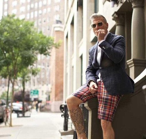 Nick Wooster 作为美国著名精品百货店Neiman Marcus、Bergdorf Goodman的男装时装总监，NickWooster不仅是买手界的元老，其经典隽永、腔调十足的个人着装风格，更让他成为街拍界的大神，四大时装周的明星，Nick Wooster向来是街拍摄影师们的最爱。@夏@