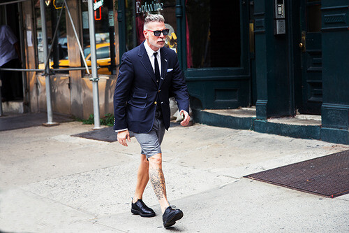 Nick Wooster 作为美国著名精品百货店Neiman Marcus、Bergdorf Goodman的男装时装总监，NickWooster不仅是买手界的元老，其经典隽永、腔调十足的个人着装风格，更让他成为街拍界的大神，四大时装周的明星，Nick Wooster向来是街拍摄影师们的最爱。@夏@