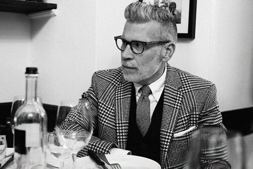 Nick Wooster 作为美国著名精品百货店Neiman Marcus、Bergdorf Goodman的男装时装总监，NickWooster不仅是买手界的元老，其经典隽永、腔调十足的个人着装风格，更让他成为街拍界的大神，四大时装周的明星，Nick Wooster向来是街拍摄影师们的最爱。@夏@