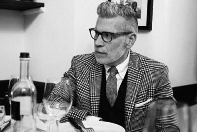 Nick Wooster 作为美国著名精品百货店Neiman Marcus、Bergdorf Goodman的男装时装总监，NickWooster不仅是买手界的元老，其经典隽永、腔调十足的个人着装风格，更让他成为街拍界的大神，四大时装周的明星，Nick Woos…