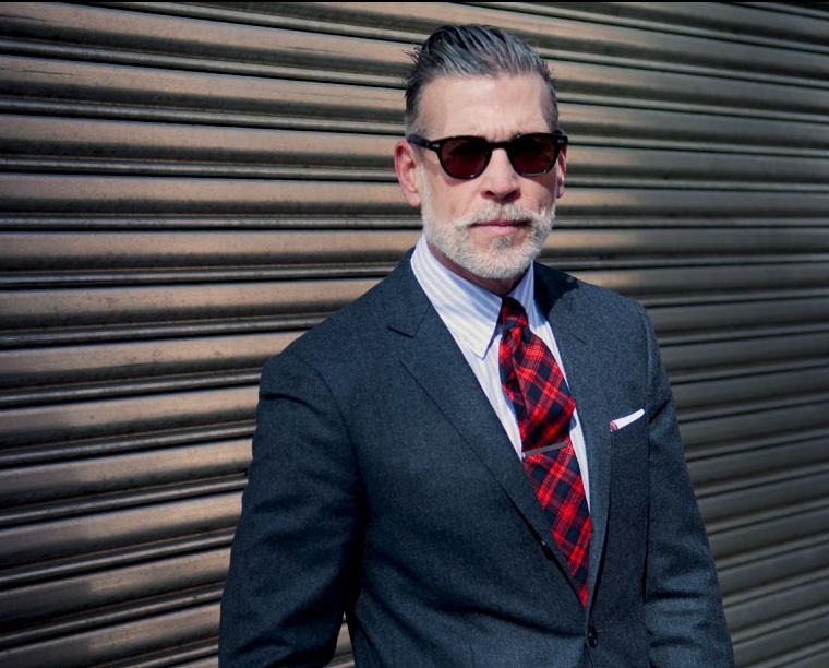 Nick Wooster 作为美国著名精品百货店Neiman Marcus、Bergdorf Goodman的男装时装总监，NickWooster不仅是买手界的元老，其经典隽永、腔调十足的个人着装风格，更让他成为街拍界的大神，四大时装周的明星，Nick Wooster向来是街拍摄影师们的最爱。@夏@