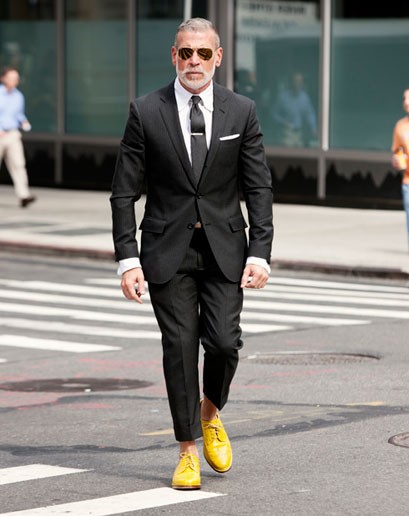 Nick Wooster 作为美国著名精品百货店Neiman Marcus、Bergdorf Goodman的男装时装总监，NickWooster不仅是买手界的元老，其经典隽永、腔调十足的个人着装风格，更让他成为街拍界的大神，四大时装周的明星，Nick Wooster向来是街拍摄影师们的最爱。@夏@