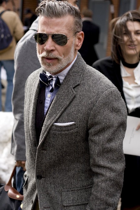 Nick Wooster 作为美国著名精品百货店Neiman Marcus、Bergdorf Goodman的男装时装总监，NickWooster不仅是买手界的元老，其经典隽永、腔调十足的个人着装风格，更让他成为街拍界的大神，四大时装周的明星，Nick Wooster向来是街拍摄影师们的最爱。@夏@