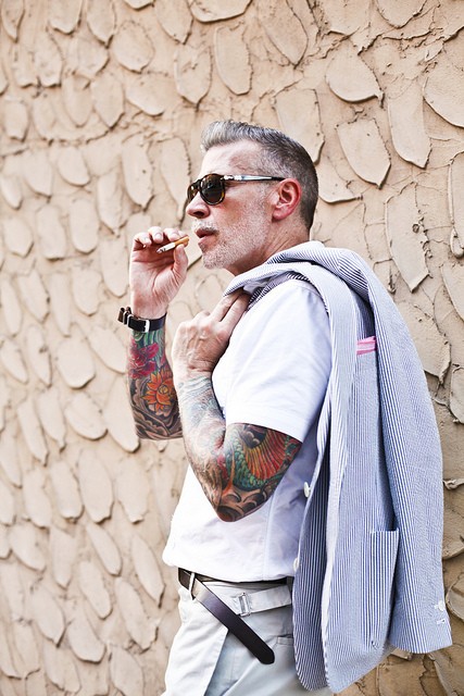 Nick Wooster 作为美国著名精品百货店Neiman Marcus、Bergdorf Goodman的男装时装总监，NickWooster不仅是买手界的元老，其经典隽永、腔调十足的个人着装风格，更让他成为街拍界的大神，四大时装周的明星，Nick Wooster向来是街拍摄影师们的最爱。@夏@