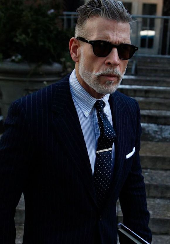 Nick Wooster 作为美国著名精品百货店Neiman Marcus、Bergdorf Goodman的男装时装总监，NickWooster不仅是买手界的元老，其经典隽永、腔调十足的个人着装风格，更让他成为街拍界的大神，四大时装周的明星，Nick Wooster向来是街拍摄影师们的最爱。@夏@