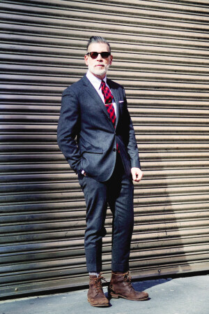 Nick Wooster 作为美国著名精品百货店Neiman Marcus、Bergdorf Goodman的男装时装总监，NickWooster不仅是买手界的元老，其经典隽永、腔调十足的个人着装风格，更让他成为街拍界的大神，四大时装周的明星，Nick Woos…