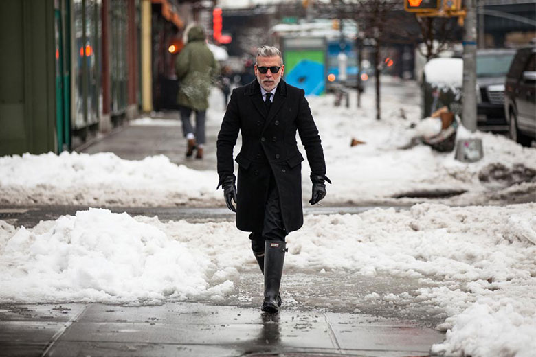 Nick Wooster 作为美国著名精品百货店Neiman Marcus、Bergdorf Goodman的男装时装总监，NickWooster不仅是买手界的元老，其经典隽永、腔调十足的个人着装风格，更让他成为街拍界的大神，四大时装周的明星，Nick Wooster向来是街拍摄影师们的最爱。@夏@