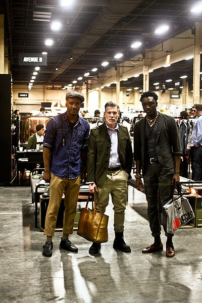 Nick Wooster 作为美国著名精品百货店Neiman Marcus、Bergdorf Goodman的男装时装总监，NickWooster不仅是买手界的元老，其经典隽永、腔调十足的个人着装风格，更让他成为街拍界的大神，四大时装周的明星，Nick Wooster向来是街拍摄影师们的最爱。@夏@