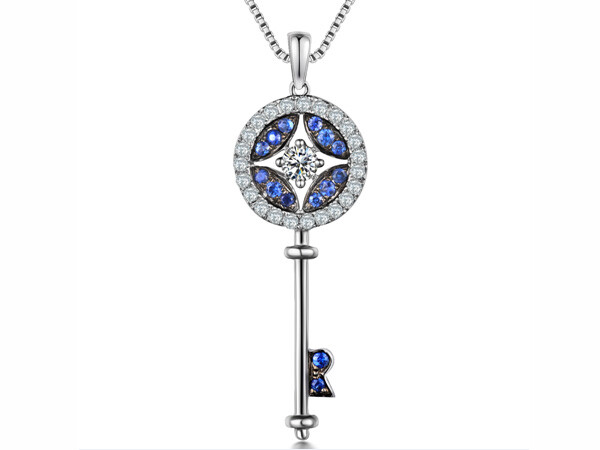 MaBelle玛贝尔向经典致敬，用美轮美奂的钥匙造型，缀以绚丽宝石和夺目闪钻，设计出唯美浪漫的「魔法森林钥匙系列」钻石吊坠。