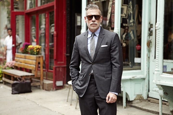 Nick Wooster 作为美国著名精品百货店Neiman Marcus、Bergdorf Goodman的男装时装总监，NickWooster不仅是买手界的元老，其经典隽永、腔调十足的个人着装风格，更让他成为街拍界的大神，四大时装周的明星，Nick Wooster向来是街拍摄影师们的最爱。@夏@