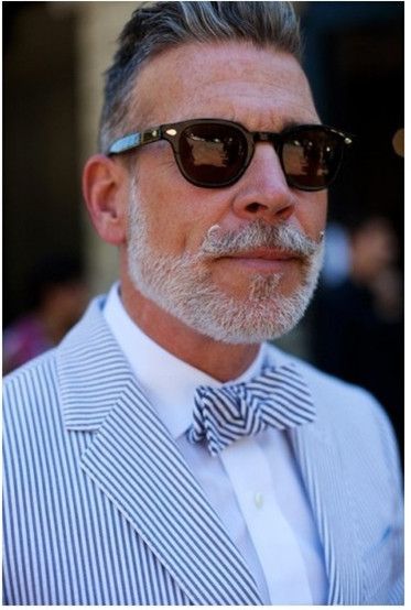 Nick Wooster 作为美国著名精品百货店Neiman Marcus、Bergdorf Goodman的男装时装总监，NickWooster不仅是买手界的元老，其经典隽永、腔调十足的个人着装风格，更让他成为街拍界的大神，四大时装周的明星，Nick Wooster向来是街拍摄影师们的最爱。@夏@