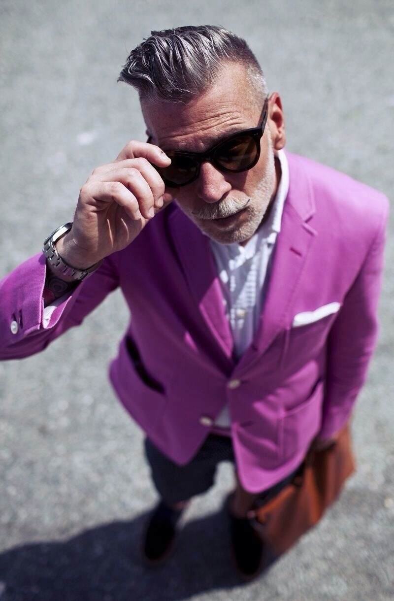 Nick Wooster 作为美国著名精品百货店Neiman Marcus、Bergdorf Goodman的男装时装总监，NickWooster不仅是买手界的元老，其经典隽永、腔调十足的个人着装风格，更让他成为街拍界的大神，四大时装周的明星，Nick Wooster向来是街拍摄影师们的最爱。@夏@