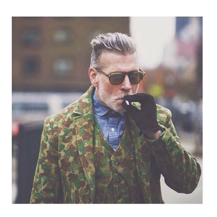 Nick Wooster 作为美国著名精品百货店Neiman Marcus、Bergdorf Goodman的男装时装总监，NickWooster不仅是买手界的元老，其经典隽永、腔调十足的个人着装风格，更让他成为街拍界的大神，四大时装周的明星，Nick Wooster向来是街拍摄影师们的最爱。@夏@