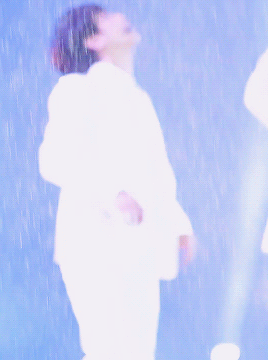 #边伯贤# 手的动作和脸上表情，好像只淋雨的小萌犬