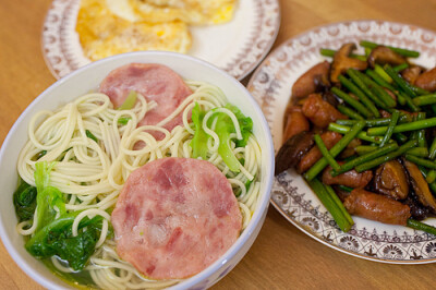 培根生菜面条+蒜台香菇香肠