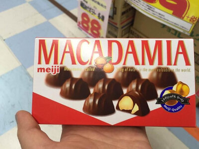 明治巧克力 MACADAMiA 澳洲坚果果仁因其高品位以及浓郁的香味被称为“果仁之王”。为了让美味的果仁更好的予以品尝，以理想的比例将其与巧克力组合为一体。 每一粒都是充满自信的产品，这就是明治澳洲坚果夹心巧克力…