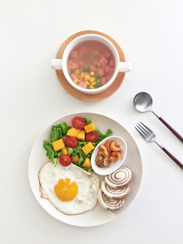 2月11日 早餐  大家小年快乐哈～ 灶糖我就不吃了，灶王爷对不住啦…