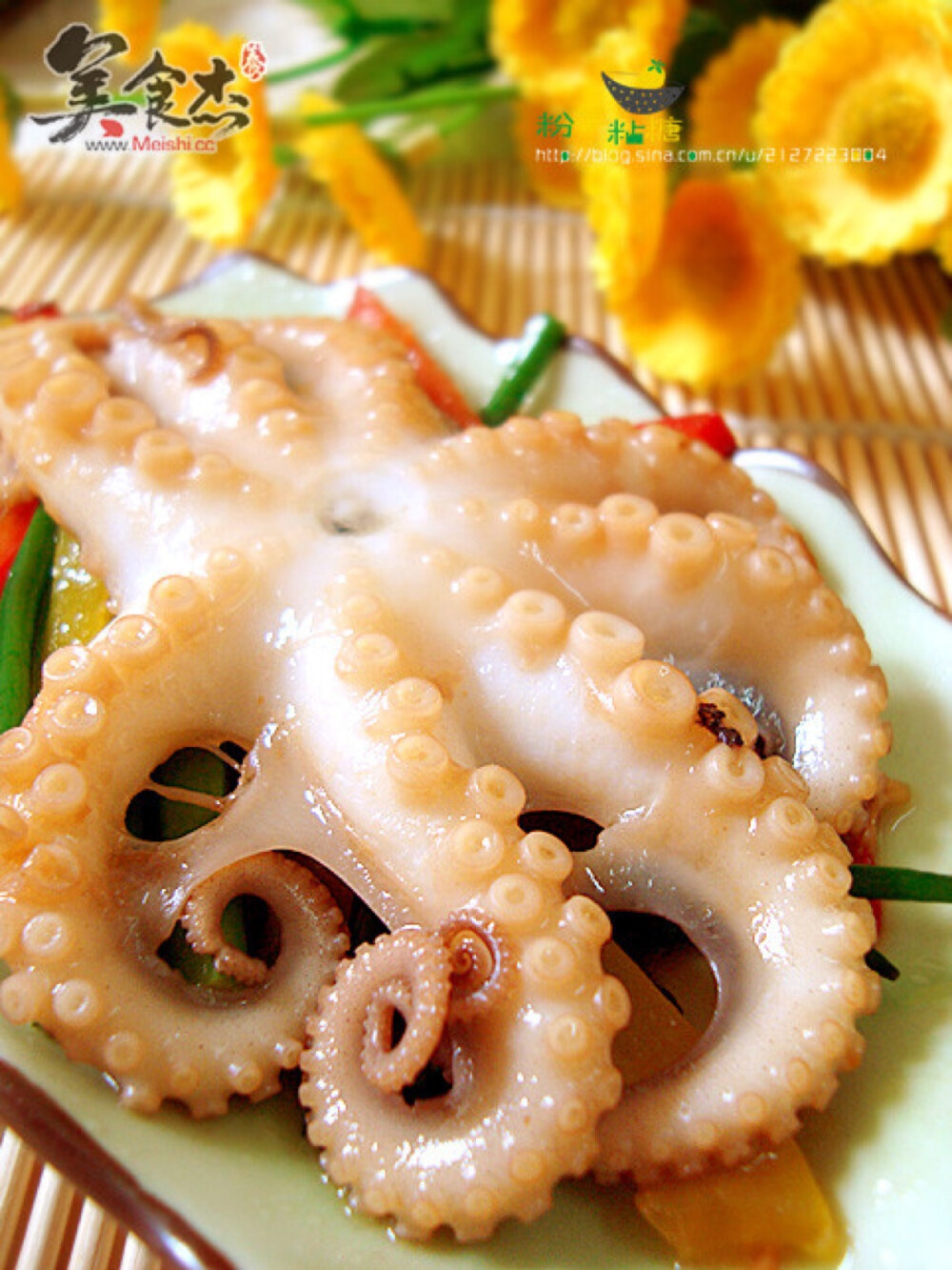 章鱼（英文名octopus），属于软体动物门头足纲八腕目，章鱼科章鱼属（Octopoda）。因其头上长有八腕，且腕间有膜相连，长短不一，腕上具有2行无柄的吸盘，吸盘无柄，所以称作“八腕类”。是海洋动物。