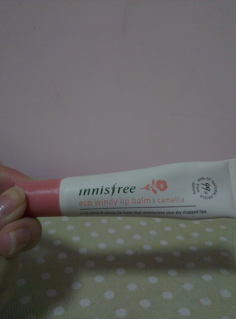 【innisfree 油菜花护唇精华】 淡粉色的竟然是…滋润度尚可 味道也不算奇怪 挺便宜也耐用但是就是不是很爱 偶尔素颜拿这个当唇彩都可以