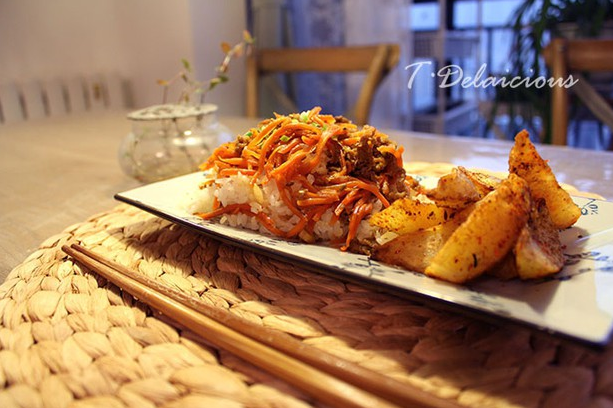 胡萝卜羊肉焖饭&amp;amp;烤薯角： 羊肉片化开后用一大勺生抽，一小勺料酒，一点盐和糖，一点植物油，一点点胡椒粉腌上三五分钟。电饭煲做上米饭。炒锅葱姜蒜炝锅后把羊肉片炒8成熟，下胡萝卜丝翻吧翻吧，加生抽，糖，盐调味，重要 的是多放点孜然粉和孜然粒啊~~~感觉胡萝卜丝稍微有些变软了就可以打开电饭煲，把这一锅胡萝卜倒在米饭的表面，然后 一直焖到米饭蒸熟就好~~薯角更容易了，切好的土豆现在锅里用油煎一下，然后撒上盐，辣椒粉，孜然粉丢进烤箱 。