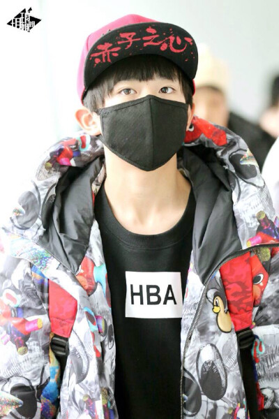 TFBOYS 易炀千玺 机场T台秀 cr.logo