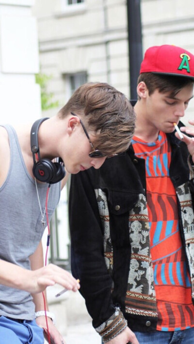 一大波帅哥壁纸来袭，你准备好了没？