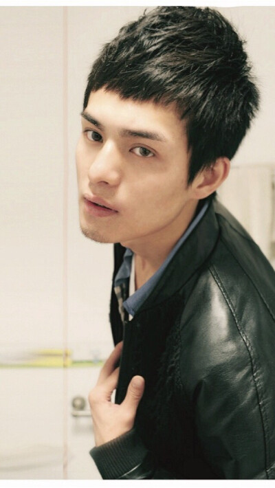 一大波帅哥壁纸来袭，你准备好了没？