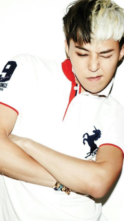 一大波帅哥壁纸来袭，你准备好了没？