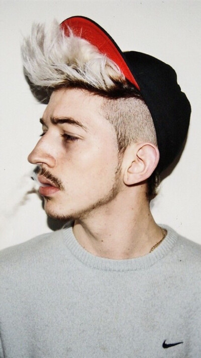 一大波帅哥壁纸来袭，你准备好了没？