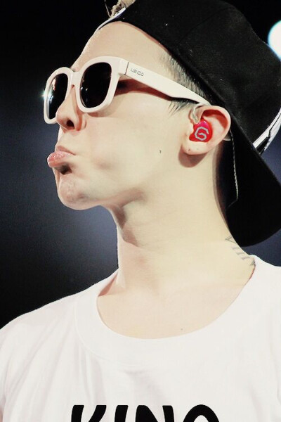 一大波帅哥壁纸来袭，你准备好了没？