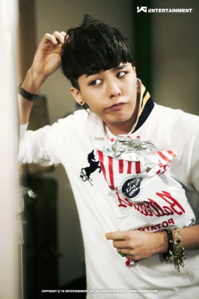 一大波帅哥壁纸来袭，你准备好了没？