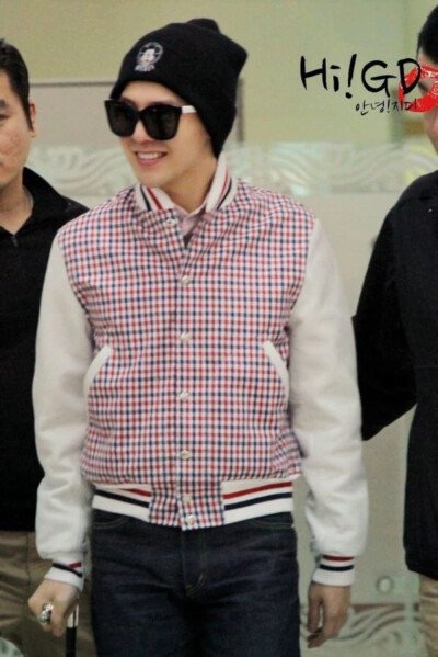 一大波帅哥壁纸来袭，你准备好了没？