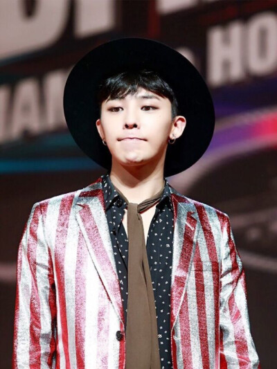 一大波帅哥壁纸来袭，你准备好了没？