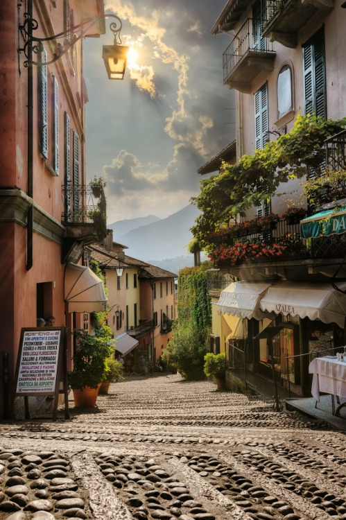 Bellagio, Lake Como, Italy (by Francesco Torquati Gritti)。意大利科莫湖贝拉焦(碧堤半岛)，是科莫湖的明珠，也是很多游客游意大利湖区必去的小镇。贝拉焦是一个梦一般的佳境，它掩映在俯瞰科莫湖两处水湾的起伏不平的岬角上。其名称来自意大利语bi -lacus，意为“位于两湖之间”。村庄的秀丽景色堪称无与伦比，那鹅卵石铺成的独特街道以及塞尔贝洛尼别墅和梅尔齐一德埃里尔别墅的花园与意大利任何同类景点一样漂亮精致。