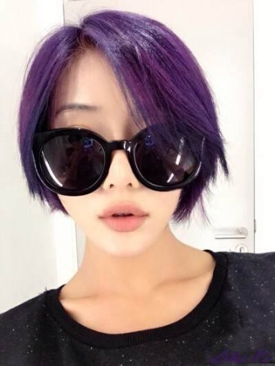 紫色控之人物篇：紫色头发，猜猜这是谁？是邓家佳