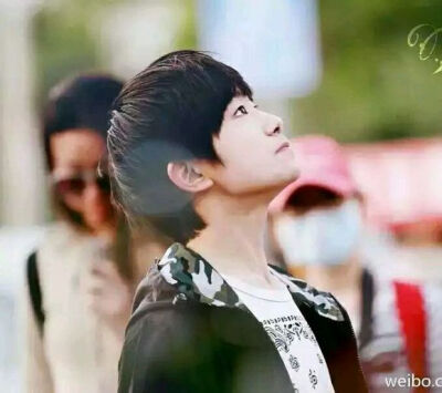 仰望，是你爱我的角度。低头，是我爱你的心跳。